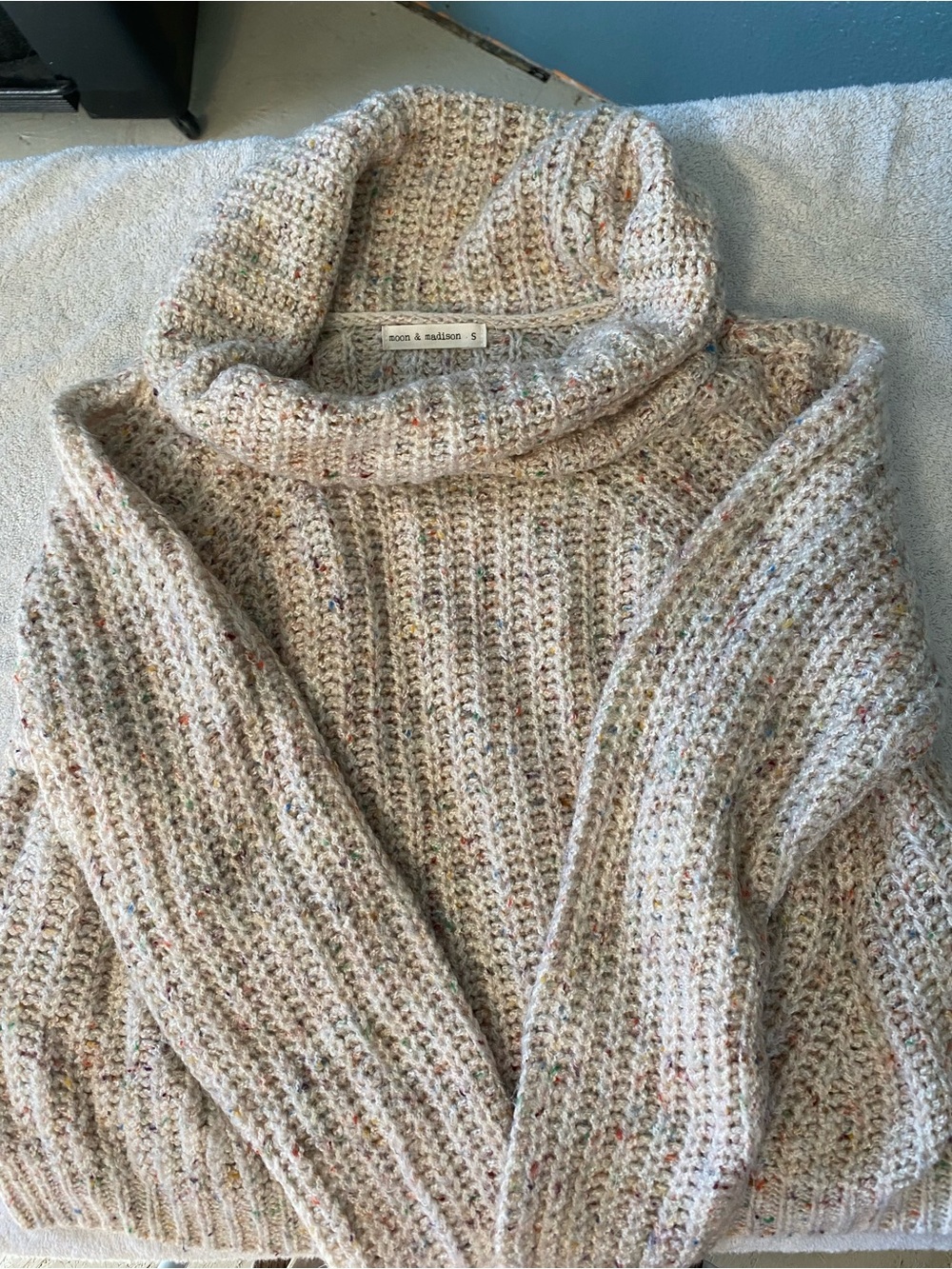 moon & madison Cream Speckled Cowl Neck Sweater women’s small.